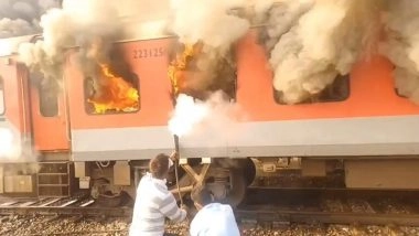 Garib Rath Express Fire: Major Blaze Erupts Inside Coach of Amritsar–Saharsa Train Number 12204 in Punjab, No Casualties Reported (Watch Video)