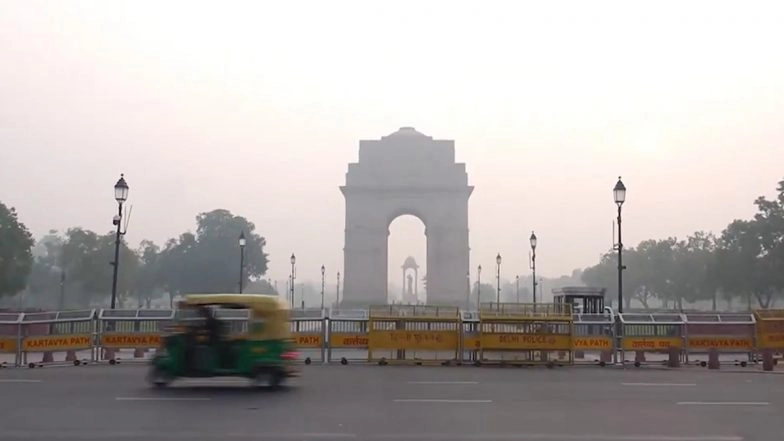 Delhi Air Pollution: CPCB Reports Severe to Very Poor AQI as Thick Smog Engulfs National Capital (Watch Videos)