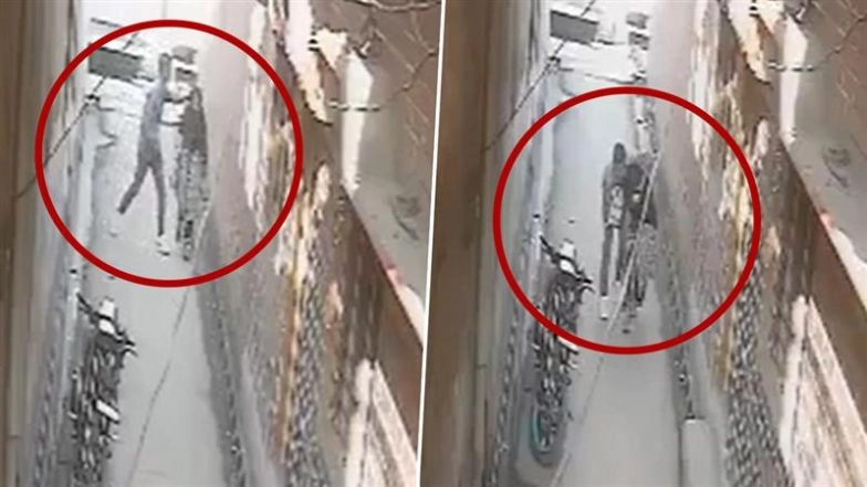 Bijnor Shocker: Man Grabs Woman, Forcefully Kisses Her on Road in Uttar Pradesh; Police Launch Probe After Disturbing Video Goes Viral