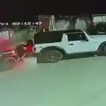 Car Theft Caught on Camera in Gurugram: Thieves Tow Away SUV Using Another in Haryana, Video Goes Viral