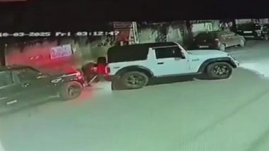 Car Theft Caught on Camera in Gurugram: Thieves Tow Away SUV Using Another in Haryana, Video Goes Viral