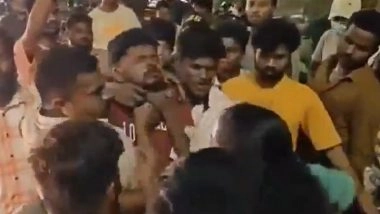 Anantapur: AP Woman Beats Intoxicated Man for Molesting Her in Middle of Street, Viral Video Shows Bystanders Supporting Her Until Police Intervene