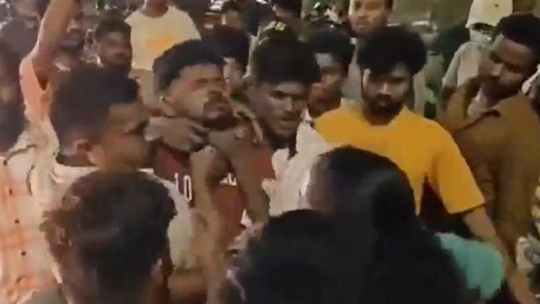 Anantapur: AP Woman Beats Intoxicated Man for Molesting Her in Middle of Street, Viral Video Shows Bystanders Supporting Her Until Police Intervene