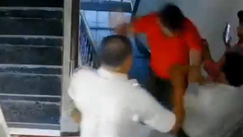 Delhi: Zomato Delivery Agent Calls Cops After Drunk School Teacher Refuses To Pay for Food Delivery in Narela, Videos Surface