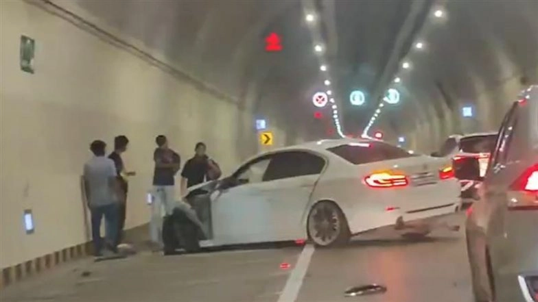 BMW Accident on Mumbai Coastal Road: Luxury Car Loses Control, Crashes Into Barrier Near Tardeo, Video Surfaces