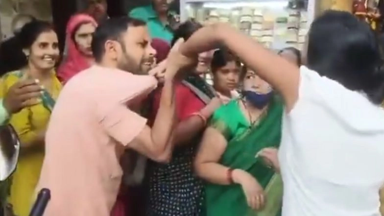 Mainpuri: Women Hold Man by Collar, Repeatedly Slap Him for Allegedly Molesting Them During Karwa Chauth Shopping in UP; Video Goes Viral