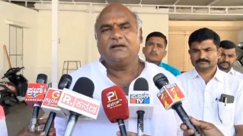 BJP Leader Vijayagouda Patil Defends Son Samarthgouda After Video of Him Assaulting Toll Staffer for Asking Him to Pay Fee in Karnataka Goes Viral, Says 'Toll Staff Was at Fault' (Watch Video)