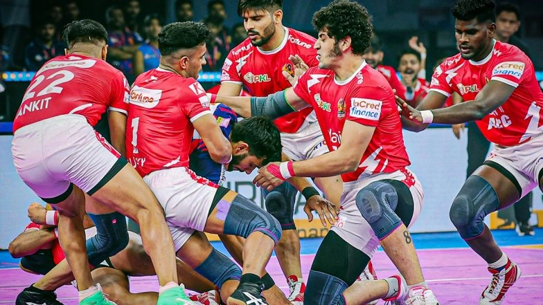 PKL 2025: Akshit Dhull’s Heroic Super 10 Helps Table Toppers Dabang Delhi Complete Double Over Gujarat Giants