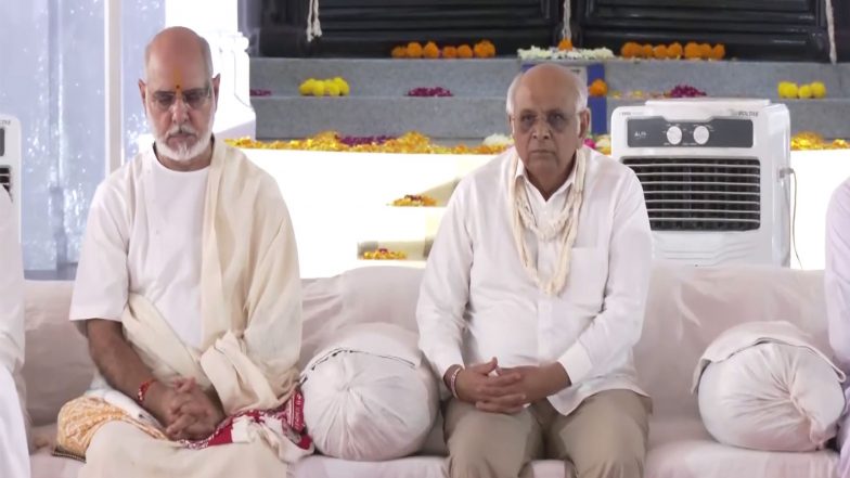 India News | Gujarat Chief Minister Bhupendra Patel Offers Floral Tributes to Mahatma Gandhi in  Kirti Mandir in Porbandar.