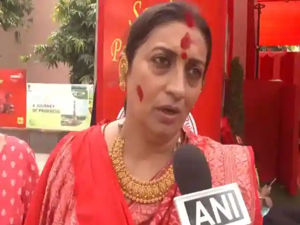 India News | BJP Leader Smriti Irani Extends Dussehra Greetings, Joins Others in 'Dhunuchi Naach' at Pandara Road Durga Puja Pandal