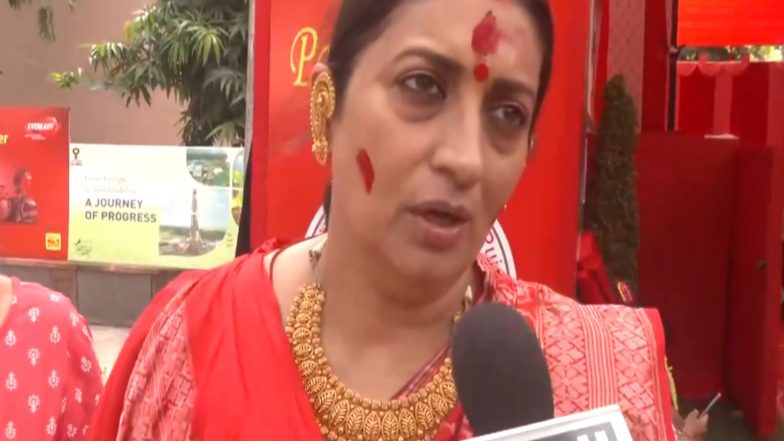 India News | BJP Leader Smriti Irani Extends Dussehra Greetings, Joins Others in 'Dhunuchi Naach' at Pandara Road Durga Puja Pandal