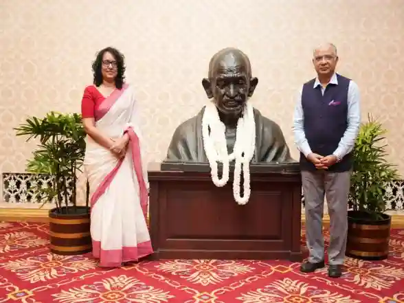 World News | Sri Lankan PM, Indian High Commissioner Pay Tribute to Mahatma Gandhi on His Birth Anniversary