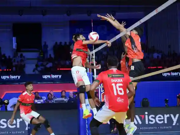 Sports News | PVL 2025: Hosts Hyderabad Black Hawks Secure Big Win over Defending Champions Calicut Heroes