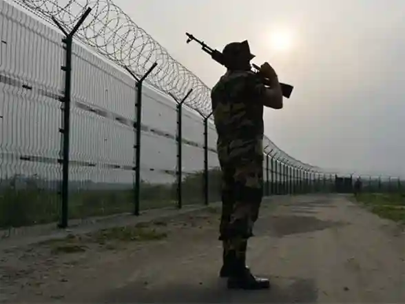India News | Punjab Police, BSF Apprehend Two Criminals with Pistols in Ferozepur