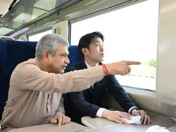 World News | Railway Minister Ashwini Vaishnaw, Japanese Counterpart Review Progress at Surat High-speed Rail Site