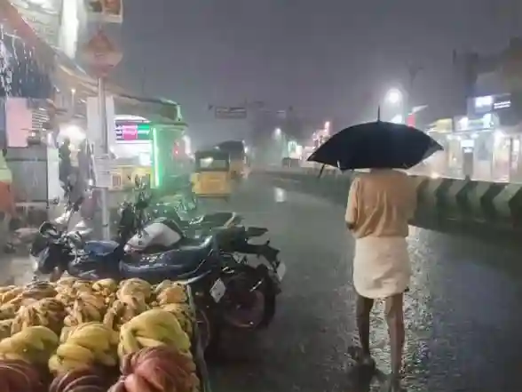 India News | IMD Forecasts Moderate Rain with Thunderstorms and Lightning Across Tamil Nadu