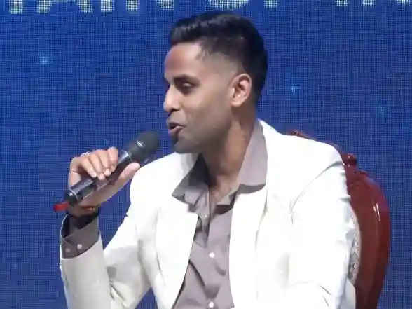 Sports News | From Promising to Share BTS Dressing Room Video to Sharing Heartfelt Moments with Fans, Suryakumar Yadav Wins Hearts