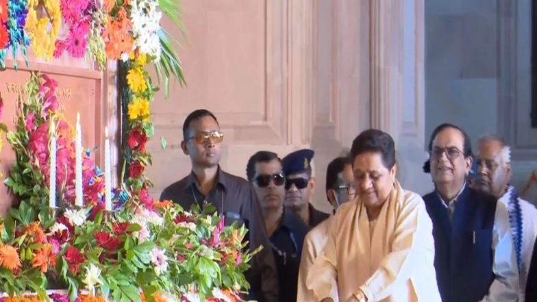 India News | Lucknow: Mayawati Pays Floral Tribute to BSP Founder Kanshi Ram on His Death Anniversary