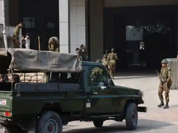 World News | Bangladesh Takes 15 Serving and Former Army Officers into Military Custody