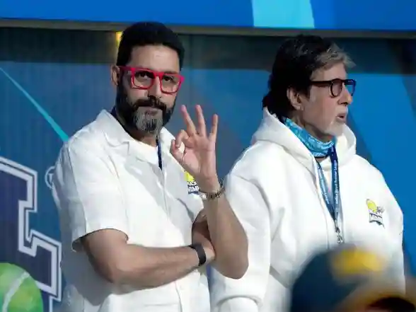 Entertainment News | Filmfare Awards 2025: Abhishek Bachchan Pays Tribute to Dad, Performs Big B's Iconic Songs
