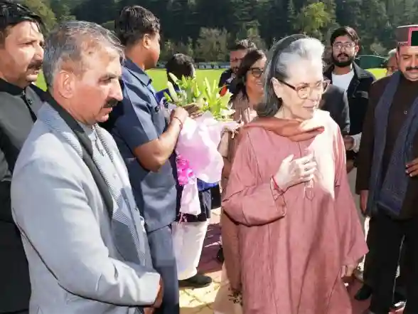 India News | Himachal CM Sukhu Welcomes Sonia Gandhi in Shimla Ahead of Virbhadra Singh Statue Unveiling