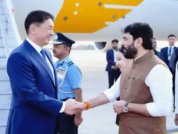 World News | Mongolian President Arrives in Delhi, Accorded Guard of Honour