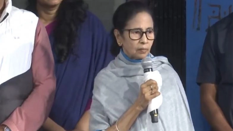 India News | West Bengal CM Mamata Banerjee Visits Flood-hit Mirik, Announces Rs 1.2 Lakh Assistance for Families Who Lost Homes in Floods