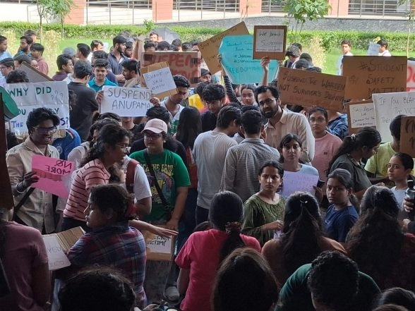 Notícias da Índia | Caso de agressão sexual da SAU: Administrador removido, assistente suspenso a pedido do aluno Notícias da Índia | Caso de agressão sexual da SAU: Administrador removido, assistente suspenso a pedido do aluno
