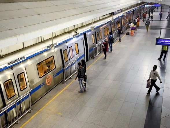 India News | Delhi Metro to Start Early on Diwali Eve, Services to End an Hour Earlier on Diwali Day