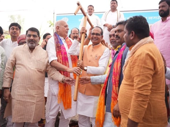India News | Shivraj Singh Chouhan Held a 'Gram Chaupal' in Village Dumri Khurd of Gorakhpur