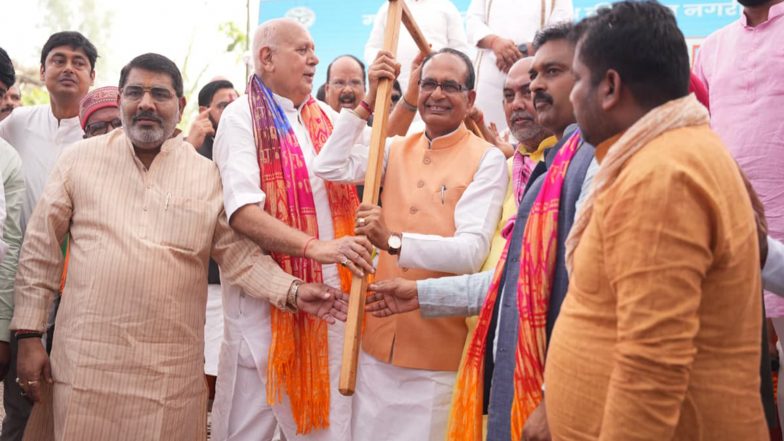India News | Shivraj Singh Chouhan Held a 'Gram Chaupal' in Village Dumri Khurd of Gorakhpur