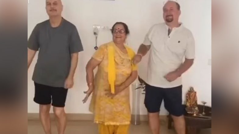 Entertainment News | Anupam Kher Enjoys Adorable Dance with Mother Dulari, Brother Raju, Remembers His Father's Last Words
