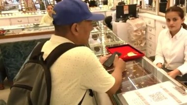 India News | Dhanteras Ignites Festive Vibes: People Purchase Gold, Silver and Utensils as Markets Thrive