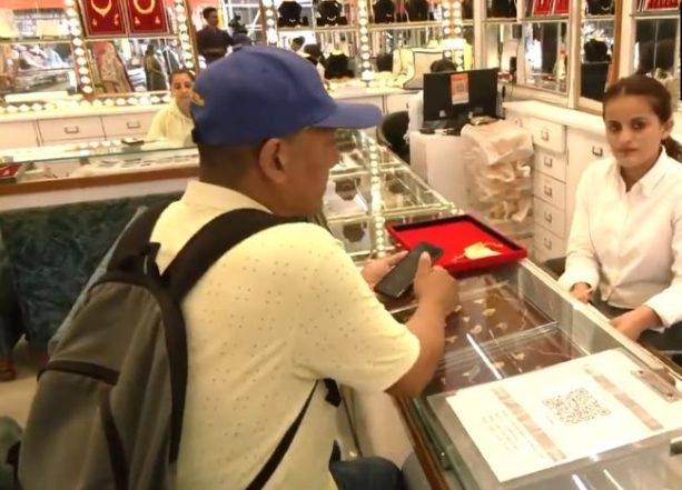 India News | Dhanteras Ignites Festive Vibes: People Purchase Gold, Silver and Utensils as Markets Thrive