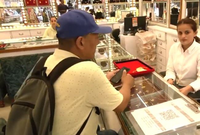 India News | Dhanteras Ignites Festive Vibes: People Purchase Gold, Silver and Utensils as Markets Thrive