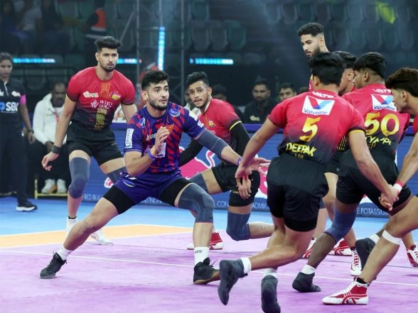 Sports News | PKL 12: Alireza's Super 10 Confirms Bengaluru Bulls' Top Eight Spot After Dismantling Dabang Delhi