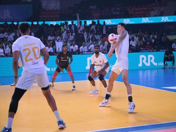 Sports News | PVL 2025: Ahmedabad Defenders Hand Mumbai Meteors Their First Defeat of Season