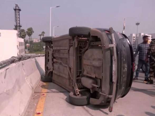 India News | Bihar: Car Overturns at Patna Airport Terminal Building, No Casualties