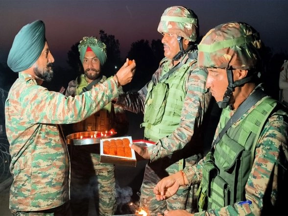 Notícias da Índia | JK: Brigada Krishna Ghati do Batalhão do Exército Indiano celebra Diwali com civis em Poonch Notícias da Índia | JK: Brigada Krishna Ghati do Batalhão do Exército Indiano celebra Diwali com civis em Poonch