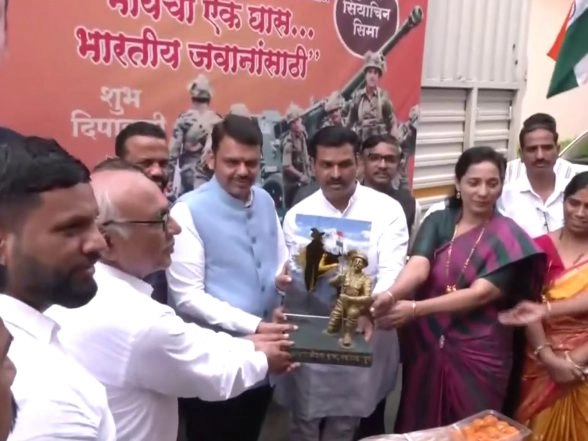 India News | Maharashtra CM Flags off Trucks Carrying Diwali Sweets for Army Jawans