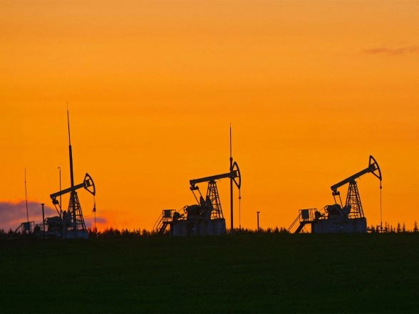 World News | European Union Countries Agree to Ban All Russian Energy Imports from 2028