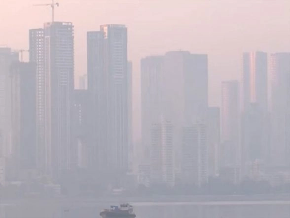 India News | Mumbai's Bandra Area Shrouded in Smog; AQI Hits 300 in 'Poor' Category