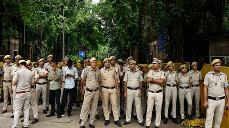 India News | Delhi ACB Arrests Tout Red-handed for Accepting Rs 50,000 Bribe