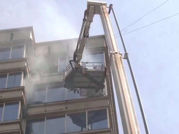 India News | Mumbai: People Rescued After a Fire Broke out at JMS Business Centre in Jogeshwari