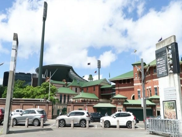 Sports News | Shining Sun, Gentle Breeze, Excited Fans in Sydney Await India's Third ODI Against Australia