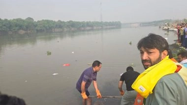 India News | Delhi BJP Chief Virendra Sachdeva Joins Cleanliness Drive at Yamuna's Bhairav Ghat; Slams AAP Govt