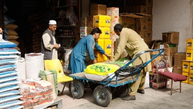 World News | Pakistan's Border Conflict with Afghanistan Chokes Food Supply, Punishes Its Own Traders