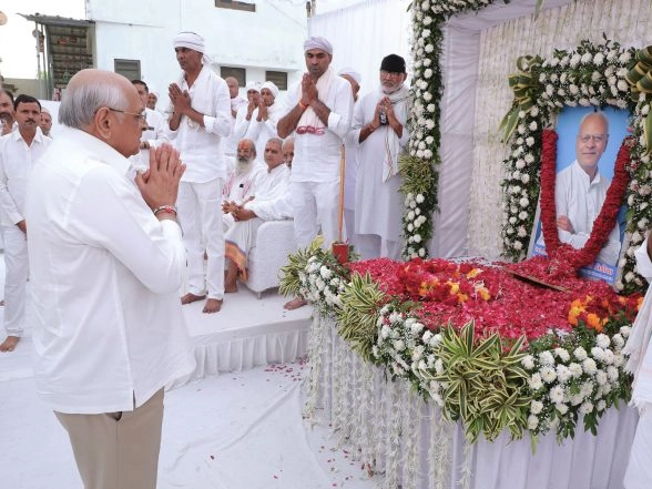 Dólar indio | Gujarat Cm Patel PAGA COMIDA al primer varaggm MLA DEL PRIMER VOJUBHIY DIDIYA Dólar indio | Gujarat Cm Patel PAGA COMIDA al primer varaggm MLA DEL PRIMER VOJUBHIY DIDIYA