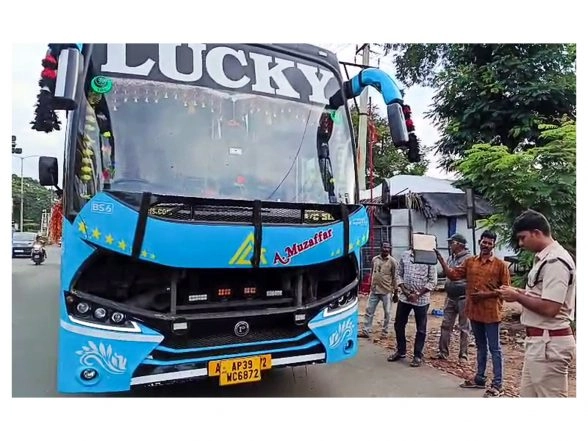 India News | Telangana: Private Bus Overturns, Injuring 7 Passengers
