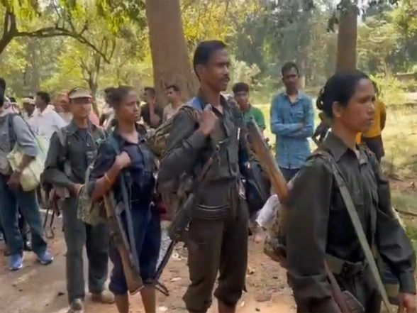 Dólar indio | Chhattisgarh: 21 cuadros maoístas, entre ellos 13 mujeres, son devueltos con armas a Bastar Dólar indio | Chhattisgarh: 21 cuadros maoístas, entre ellos 13 mujeres, son devueltos con armas a Bastar